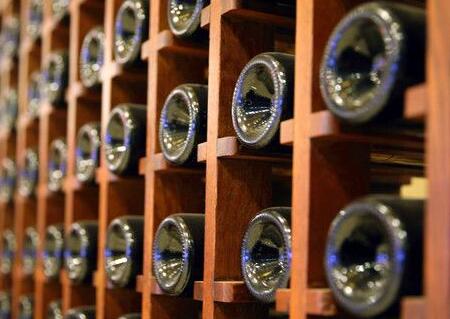 进口葡萄酒营业额暴涨，红酒经销商应该怎么做？