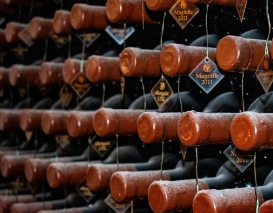 2021年进口葡萄酒数量下降，散装葡萄酒呈现上行态势